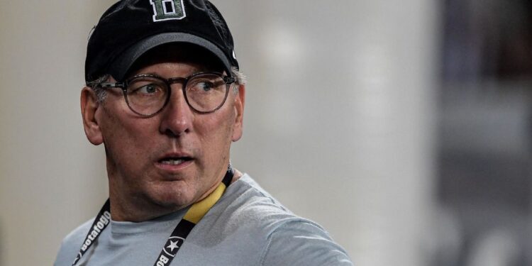 Dono do Botafogo, John Textor publica vídeo com provável manipulação do VAR no jogo Botafogo x Palmeiras e põe fogo nas redes sociais; VEJA VÍDEO