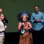 Indígena demitida grávida invade palco de Luciano Huck e apela por olhar da Globo