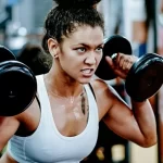 Academia todo dia faz mal? Veja sintomas e como evitar excesso de treino