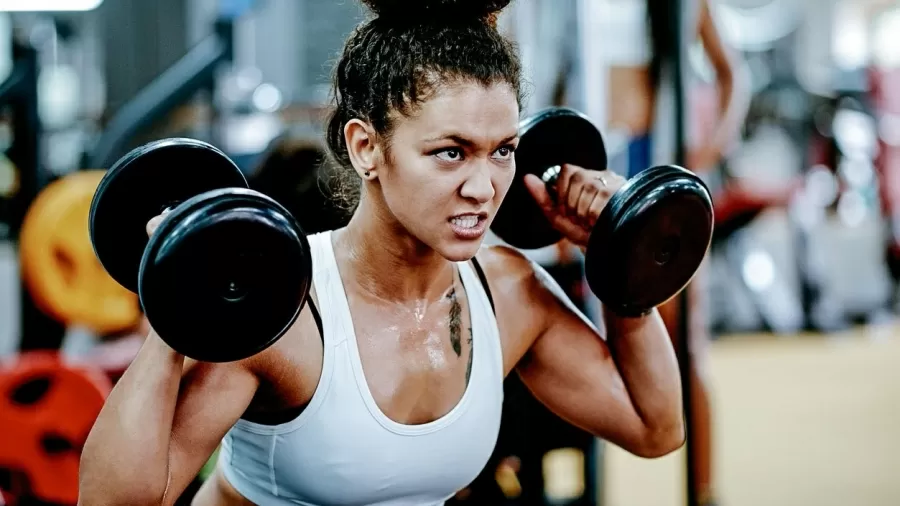Academia todo dia faz mal? Veja sintomas e como evitar excesso de treino