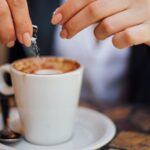 Por que é bom evitar café logo pela manhã? Não tem a ver com o número 2