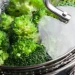Está com dores no estômago? Comer couve, brócolis e até pimenta pode ajudar