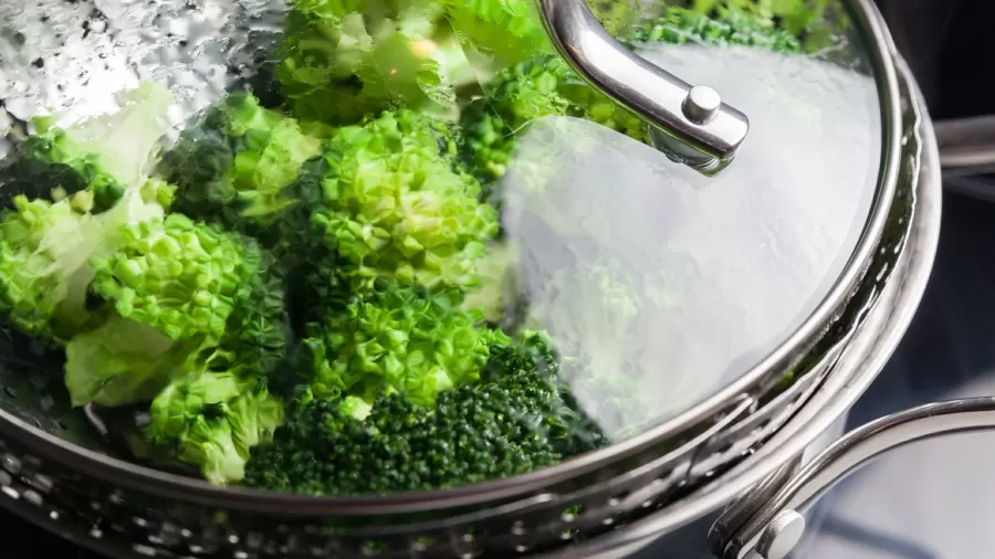 Está com dores no estômago? Comer couve, brócolis e até pimenta pode ajudar