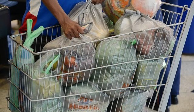 Com alta dos alimentos, inflação sobe 0,46% em maio