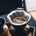 Ir ao banheiro depois de tomar café pode ser um sinal de alerta para a sua saúde? Entenda por que isso acontece