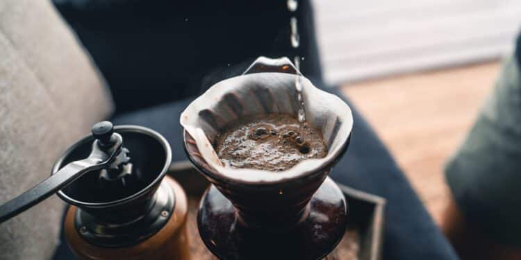 Ir ao banheiro depois de tomar café pode ser um sinal de alerta para a sua saúde? Entenda por que isso acontece