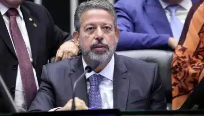 Deputados decidem votar urgência de PLs sobre aborto e delações após reunião com Lira