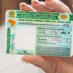 Mulher que teve nome na CNH trocado por “safada” e nome do pai por “difunto” será indenizada pelo Detran