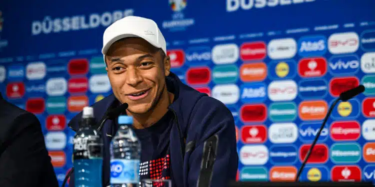 Mbappé faz apelo para jovens não votarem na Direita