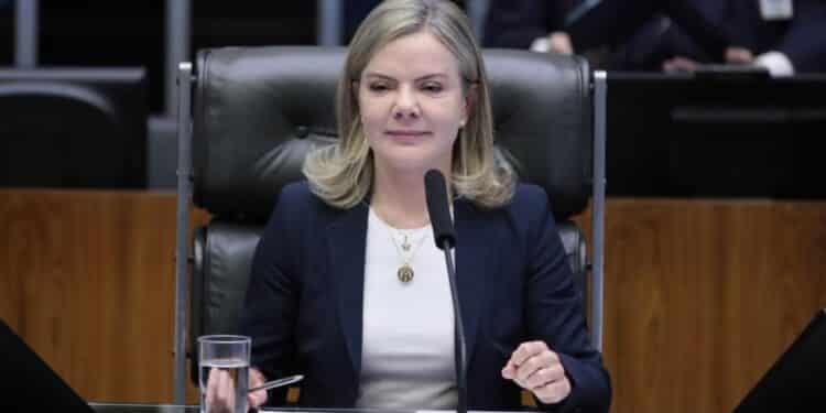 Sem provas, Gleisi diz que surto de sarna em Santa Catarina foi por uso de ivermectina