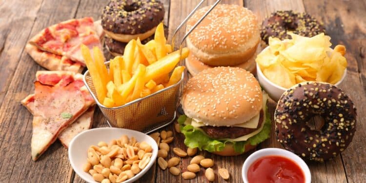 Nutricionista lista os 10 alimentos mais perigosos que são ingeridos diariamente por brasileiros; veja