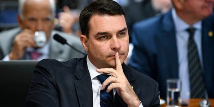 Após polêmica em torno de vacina em rede particular, Flávio Bolsonaro detona Lula; VEJA