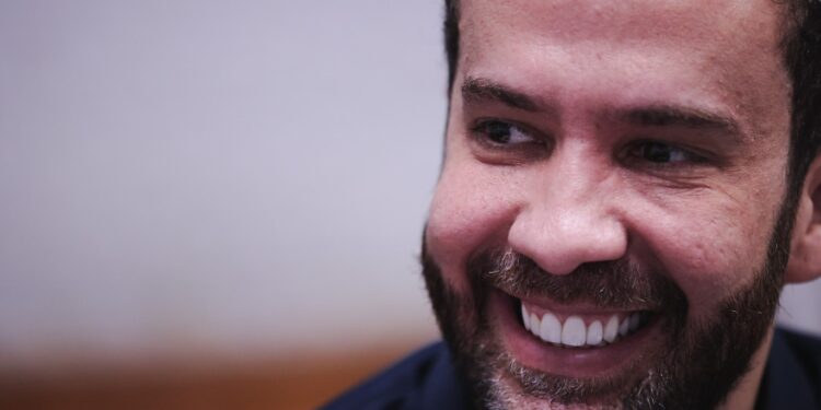 Nova pesquisa divulgada revela que rachadinha é um dos atos de corrupção mais condenados pela população; veja