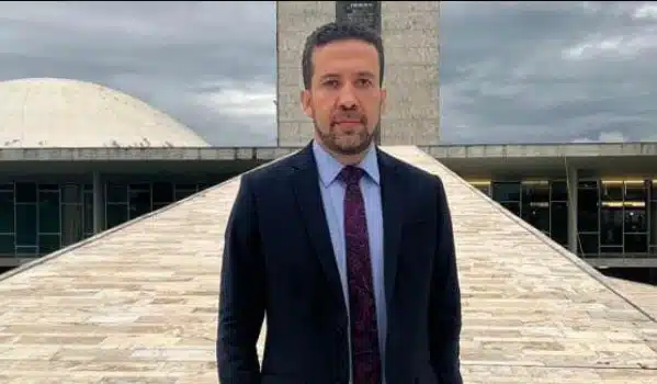 PF confirma veracidade de áudios de Janones sugerindo rachadinha