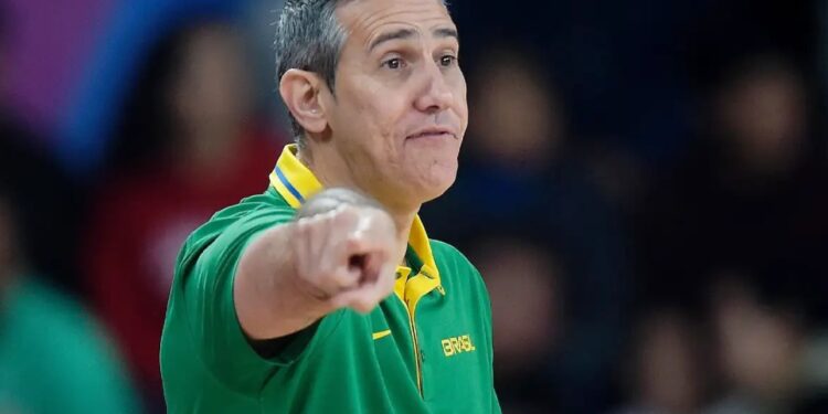 Técnico da seleção de basquete anuncia demissão em defesa a colega Diego Falcão; entenda o caso
