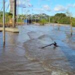 Vídeo: águas do Guaíba invadem orla e ruas de bairros em Porto Alegre
