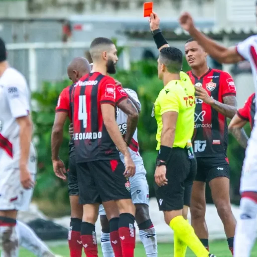 Vitória vê-se dominado e perde a quarta seguida no Brasileirão