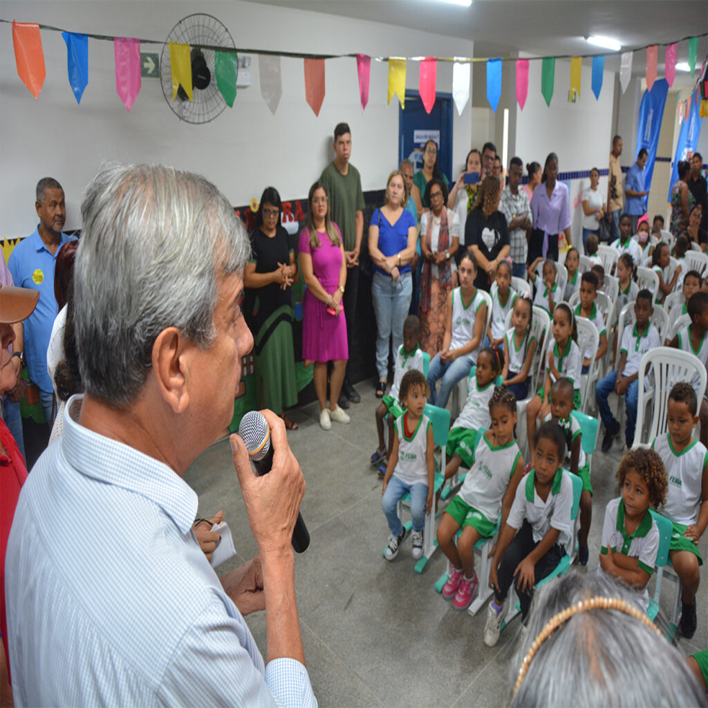 Moradores de Pé de Serra comemoram entrega da Escola Municipal Deocleciano Martins da Silva