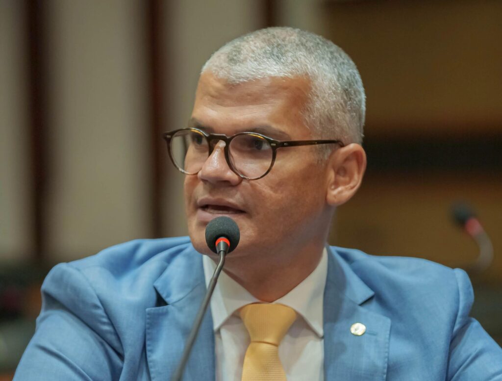 Pablo Roberto propõe equiparação de licenças-maternidade e paternidade para servidores na Bahia