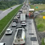 Congestionamento na BR-324 e BR-101 complica o trânsito nesta segunda-feira (24)