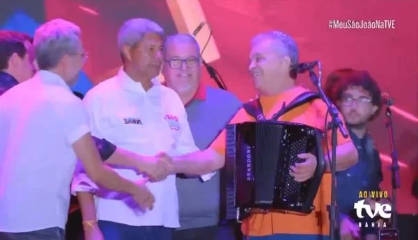 Jerônimo é vaiado após interromper show de Flávio José em Amargosa