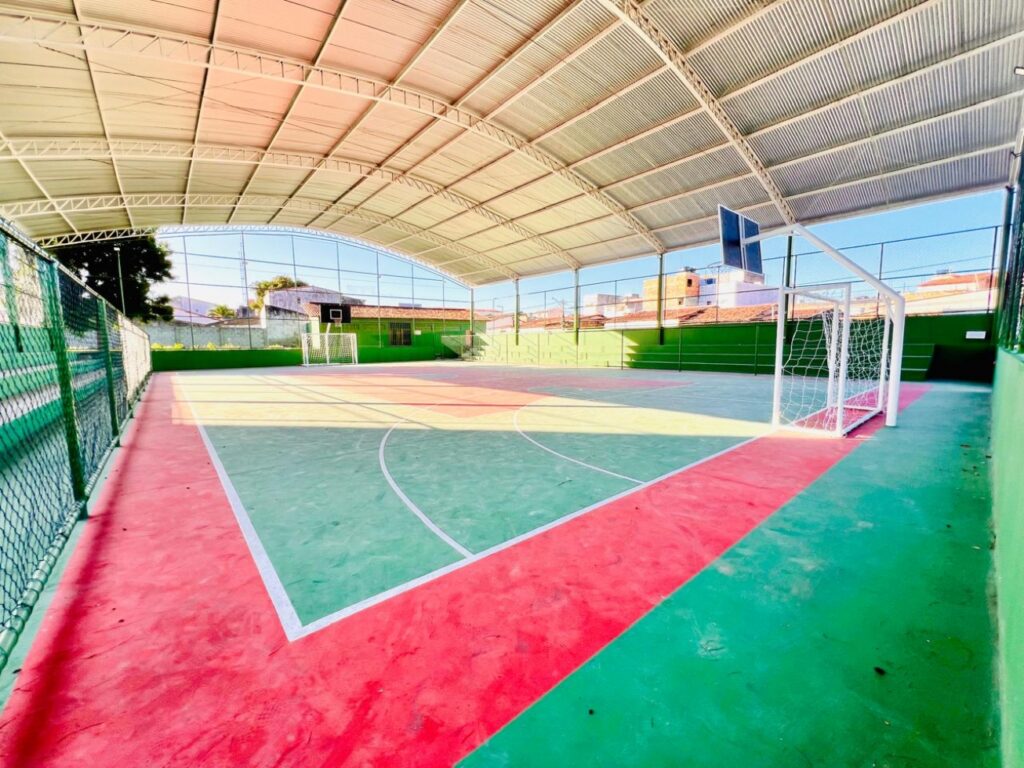 Prefeitura de Feira reforma a quadra poliesportiva do Feira X