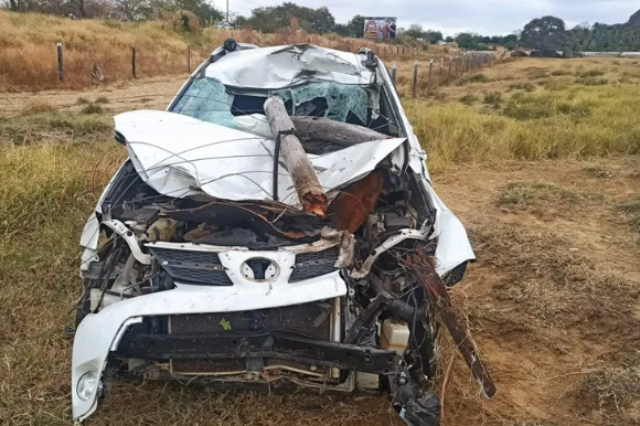 Três pessoas ficam feridas após carro colidir com cavalo; animal morreu na hora