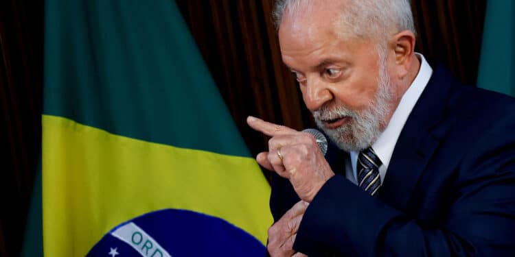 Lula defende “regulação urgente” das redes sociais para proteger a “democracia”
