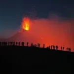 Vulcão gigante entra em erupção após anos e imagens impressionam; ASSISTA