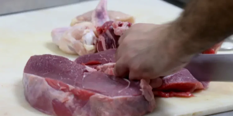 Grupo da Reforma Tributária decide manter imposto sobre carne bovina e de frango, gerando polêmica entre consumidores e produtores