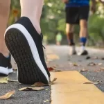 Caminhar na rua ou na esteira? Prós e contras de cada opção