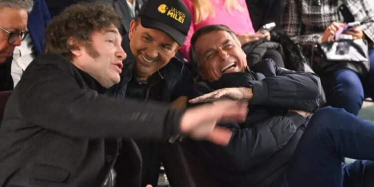 Milei chega ao Brasil, é recebido por Bolsonaro e ovacionado por apoiadores em porta de hotel; VEJA VÍDEO