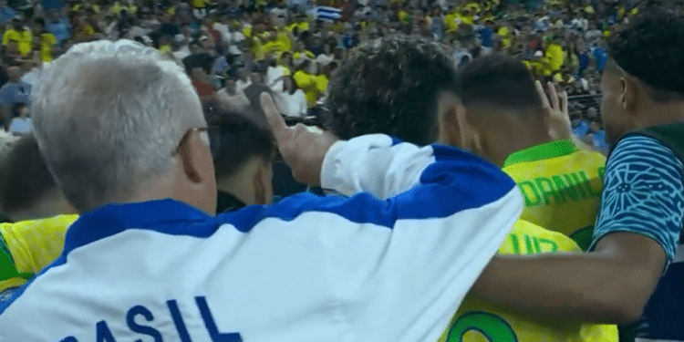 Desrespeito total: Jogadores ignoram Dorival Jr. em rodinha antes da derrota nos pênaltis; VEJA VÍDEO