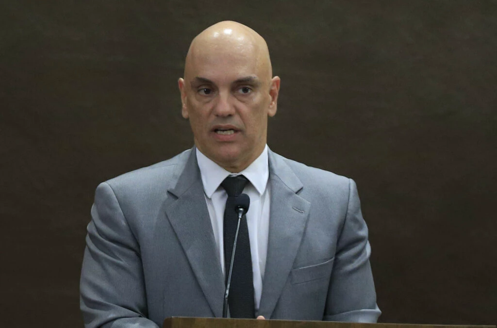 Moraes retira sigilo e dá 15 dias para PGR denunciar Bolsonaro