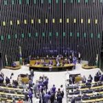 Câmara aprova PEC que anistia partidos e reduz verba para candidatos negros