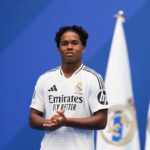 Com torcida brasileira, Endrick se emociona em apresentação no Real Madrid