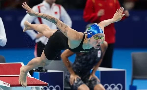 Nadadora brasileira expulsa da Olimpíada se pronuncia e revela denúncia de assédio sexual