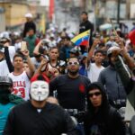 Em meio a confrontos e mortes, Maduro aumenta repressão na Venezuela