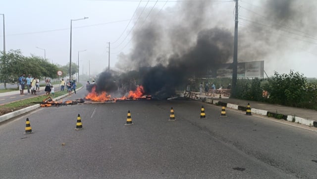 Moradores bloqueiam Avenida Noide Cerqueira e solicitam instalação de passarela