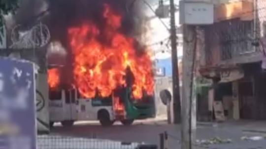 Dois homens são presos em flagrante por suspeita de incendiar ônibus em Salvador