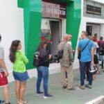 Torcedores formam longa fila para garantir ingressos da partida entre Fluminense de Feira e Porto