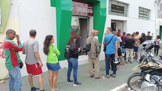 Torcedores formam longa fila para garantir ingressos da partida entre Fluminense de Feira e Porto