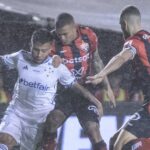 Vitória abre 2 a 0 com golaço de Alerrandro, mas cede empate ao Cruzeiro em pleno Barradão