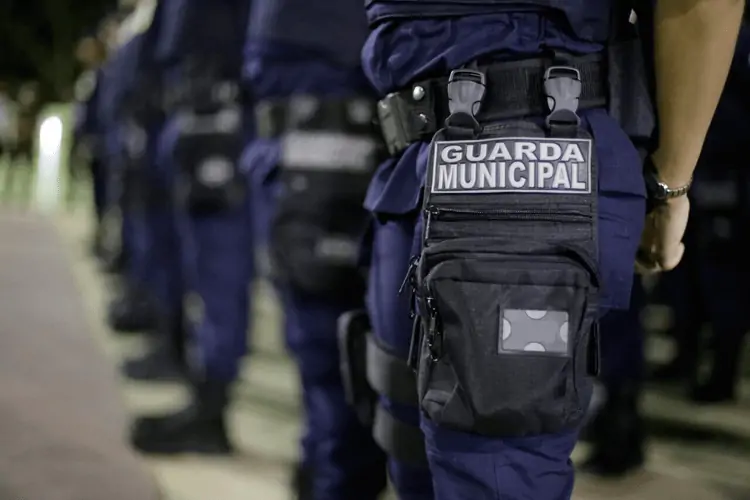 Guardas municipais auxiliam mulher em trabalho de parto em via pública
