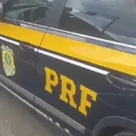 Homem é flagrado riscando viatura da PRF durante manifestação em Feira de Santana
