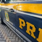 Jovem flagrado esvaziando pneus de viatura da PRF é conduzido para delegacia