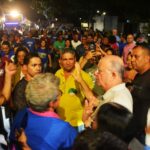 Centenas de apoiadores acompanham José Ronaldo durante caminhada no Feira V