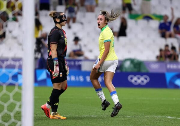 Brasil vence Espanha por 4 a 2 e avança para final do futebol feminino