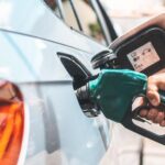 Com gasolina cara, aproveitar oferta e encher tanque até a boca é má ideia
