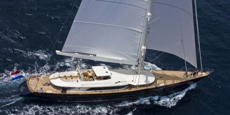 Mãe faz relato impressionante e revela como salvou bebê após iate luxuoso afundar